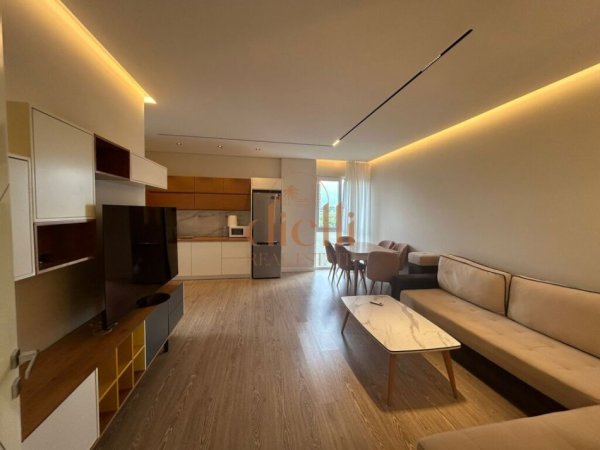 Tirane, jepet me qera apartament 2+1+Ballkon Kati 4, 100 m² 800 €
