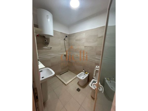 Tirane, jepet me qera apartament 2+1+Ballkon Kati 4, 100 m² 800 €