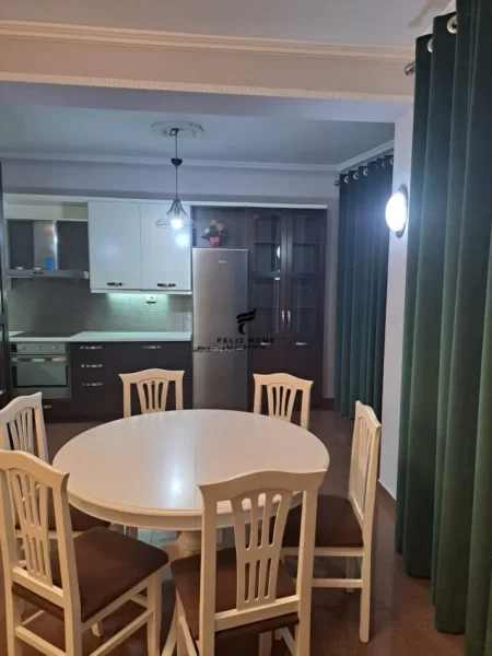 Tirane, jepet me qera apartament 2+1+Ballkon Kati 2, 130 m² 800 € (PAZARI I RI)