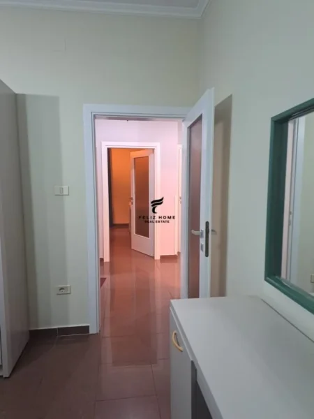 Tirane, jepet me qera apartament 2+1+Ballkon Kati 2, 130 m² 800 € (PAZARI I RI)
