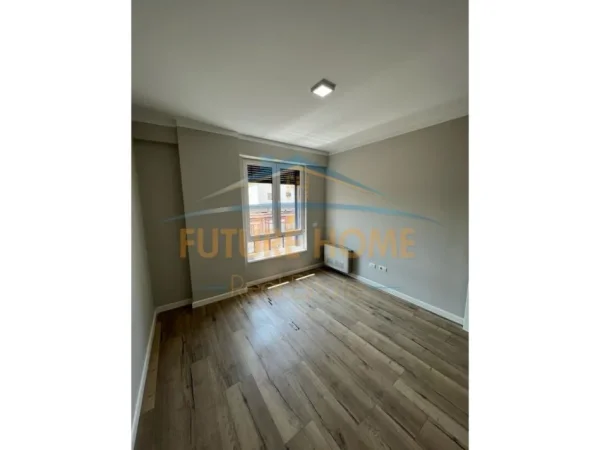 Tirane, jepet me qera zyre Kati 4, 120 m² 750 € (MYSLYM SHYRI)