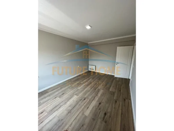 Tirane, jepet me qera zyre Kati 4, 120 m² 750 € (MYSLYM SHYRI)