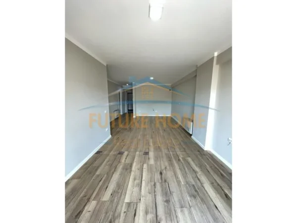 Tirane, jepet me qera zyre Kati 4, 120 m² 750 € (MYSLYM SHYRI)