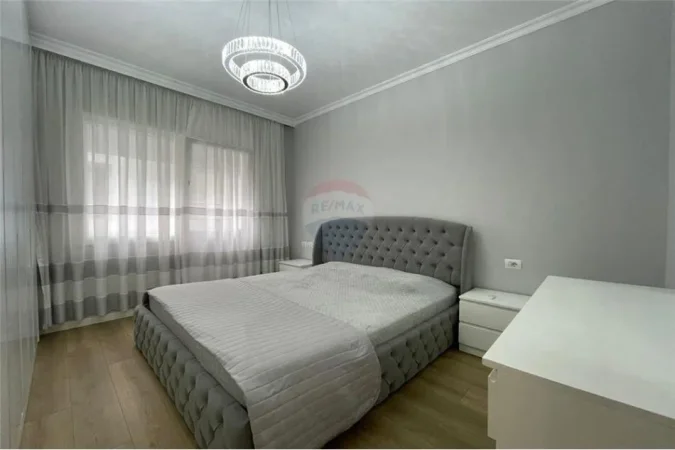 Tirane, jepet me qera apartament 1+1+Ballkon Kati 3, 60 m² 550 € (Kopshti Botanik)