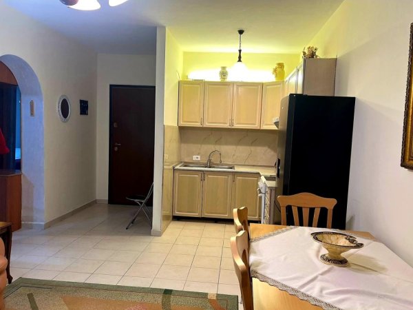 Tirane, jepet me qera apartament 1+1+Ballkon Kati 5, 60 m² 550 € (KOMUNA E PARISIT)