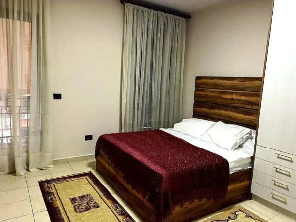 Tirane, jepet me qera apartament 1+1+Ballkon Kati 5, 60 m² 550 € (KOMUNA E PARISIT)