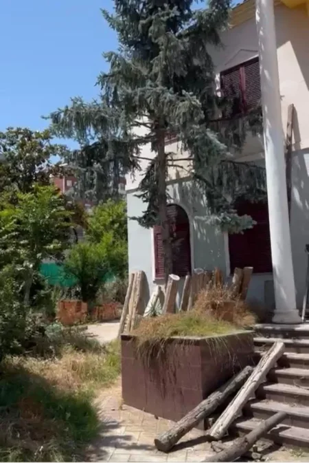 Hotel per Qira ne zonen e Bllokut te Vilave ne Selit.