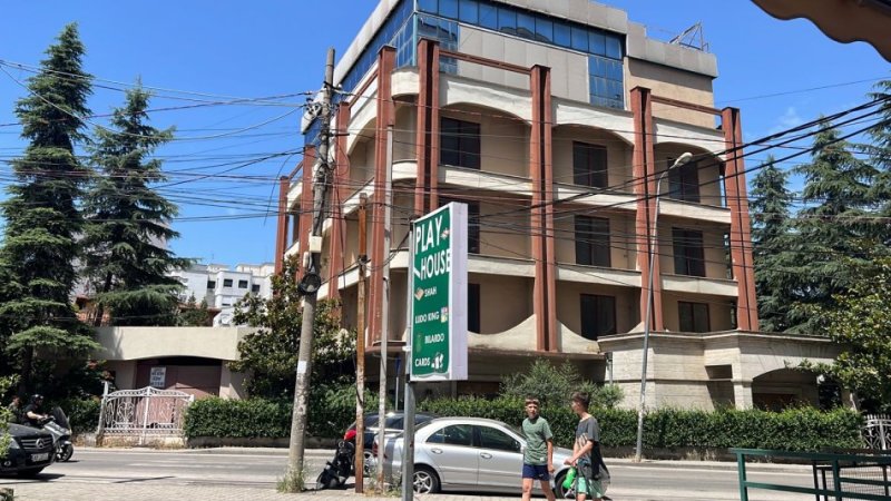 Hotel per Qira ne zonen e Bllokut te Vilave ne Selit.