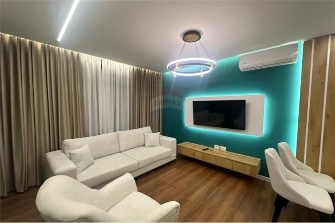 Tirane, jepet me qera apartament 2+1+Ballkon Kati 4, 100 m² 700 € (Green City)