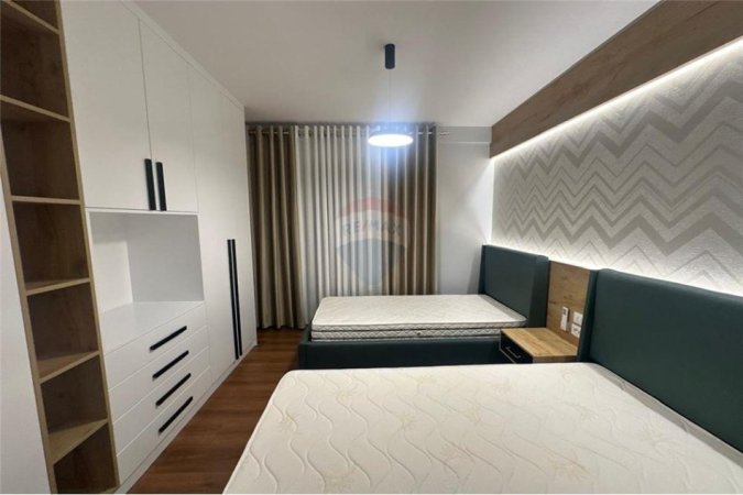 Tirane, jepet me qera apartament 2+1+Ballkon Kati 4, 100 m² 700 € (Green City)
