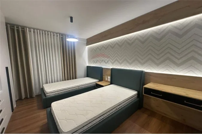 Tirane, jepet me qera apartament 2+1+Ballkon Kati 4, 100 m² 700 € (Green City)