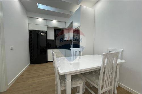 Tirane, jepet me qera apartament 1+1+Ballkon Kati 2, 55 m² 550 € (Kopshti Botanik)