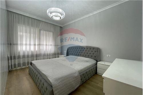 Tirane, jepet me qera apartament 1+1+Ballkon Kati 2, 55 m² 550 € (Kopshti Botanik)