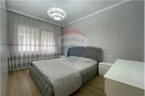 Tirane, jepet me qera apartament 1+1+Ballkon Kati 2, 55 m² 550 € (Kopshti Botanik)