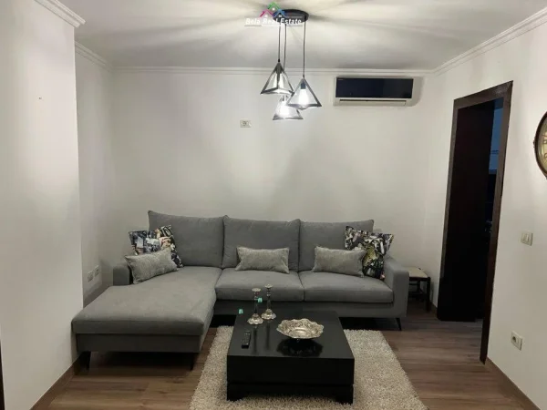 Tirane, jepet me qera apartament 2+1 Kati 1, 105 m² 750 € (qender)