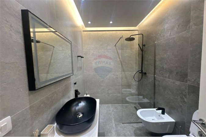 Tirane, jepet me qera apartament 2+1+Ballkon Kati 4, 82 m² 700 € (Fusha Aviacionit)