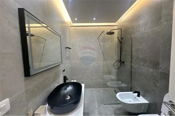 Tirane, jepet me qera apartament 2+1+Ballkon Kati 4, 82 m² 700 € (Fusha Aviacionit)