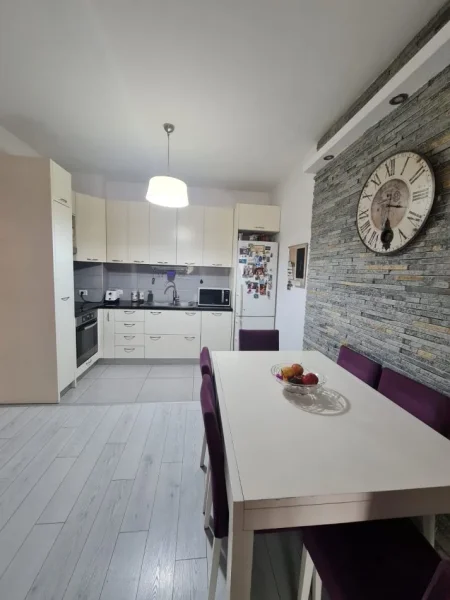 Tirane, shes apartament 2+1+Ballkon Kati 2, 94 m² 122.000 € (yzbeirsht)