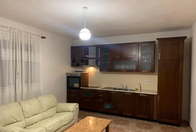 Tirane, jepet me qera apartament 1+1 Kati 1, 90 m² 320 € (Stacioni Trenit)