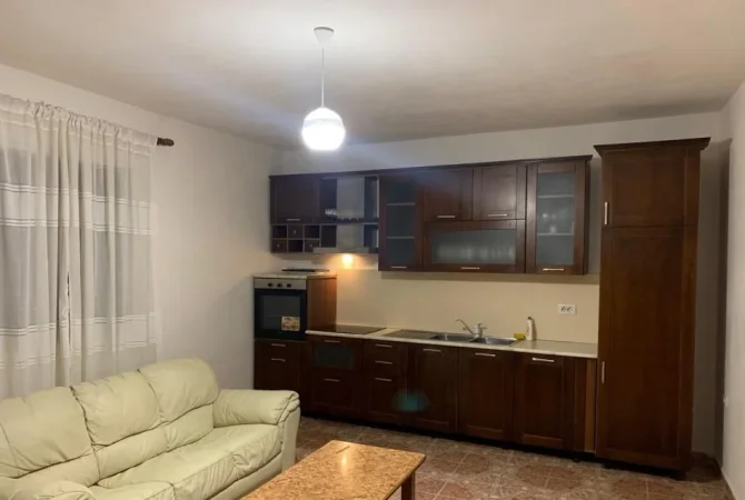 Tirane, jepet me qera apartament 1+1 Kati 1, 90 m² 320 € (Stacioni Trenit)