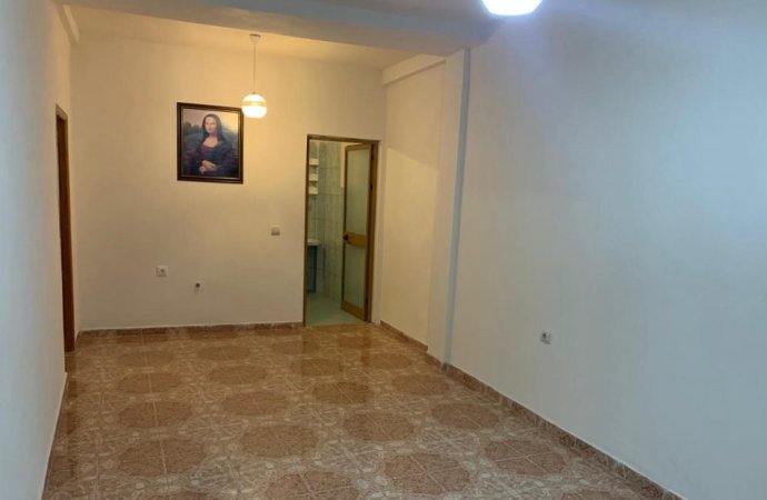 Tirane, jepet me qera apartament 1+1 Kati 1, 90 m² 320 € (Stacioni Trenit)