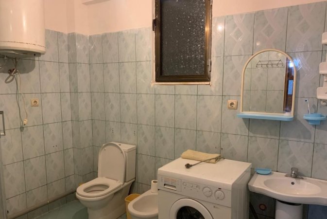 Tirane, jepet me qera apartament 1+1 Kati 1, 90 m² 320 € (Stacioni Trenit)