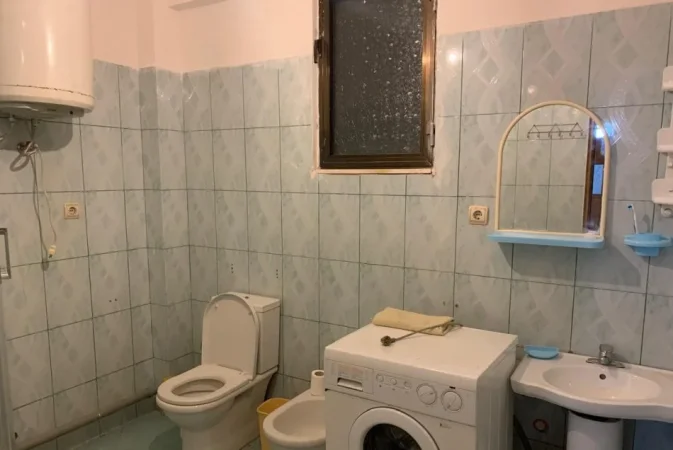 Tirane, jepet me qera apartament 1+1 Kati 1, 90 m² 320 € (Stacioni Trenit)