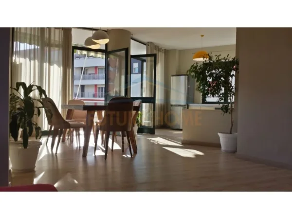 Tirane, jepet me qera apartament 3+1 Kati 5, 171 m² 2.300 € (LIQENI ARTIFICIAL)
