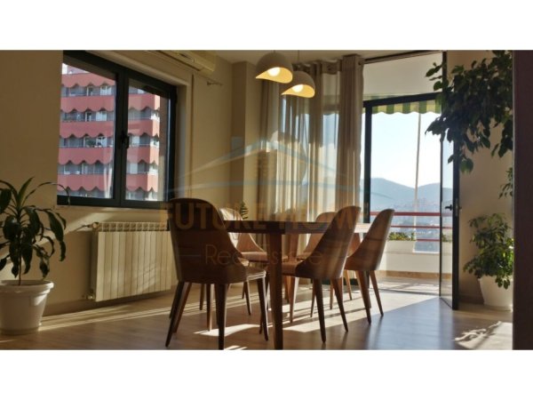 Tirane, jepet me qera apartament 3+1 Kati 5, 171 m² 2.300 € (LIQENI ARTIFICIAL)