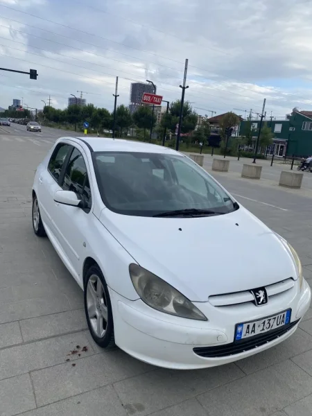 Tirane, shes makine Peugeot 307 Nafte, e bardhë manuale Kondicioner 250.000 km 1.600 €