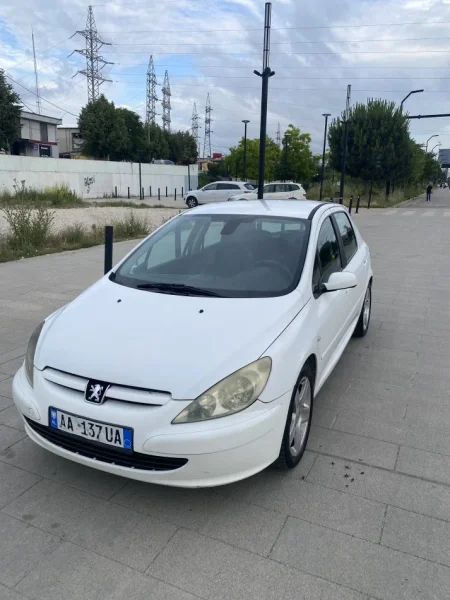Tirane, shes makine Peugeot 307 Nafte, e bardhë manuale Kondicioner 250.000 km 1.600 €