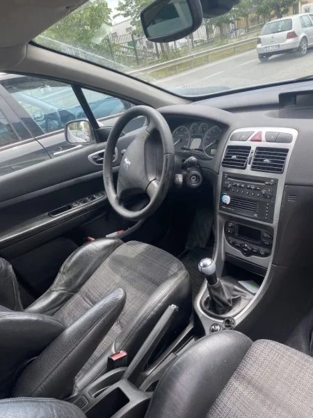 Tirane, shes makine Peugeot 307 Nafte, e bardhë manuale Kondicioner 250.000 km 1.600 €