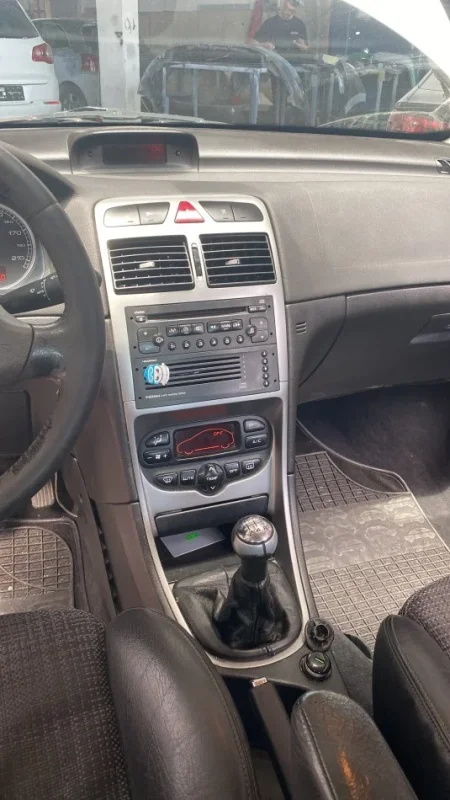 Tirane, shes makine Peugeot 307 Nafte, e bardhë manuale Kondicioner 250.000 km 1.600 €