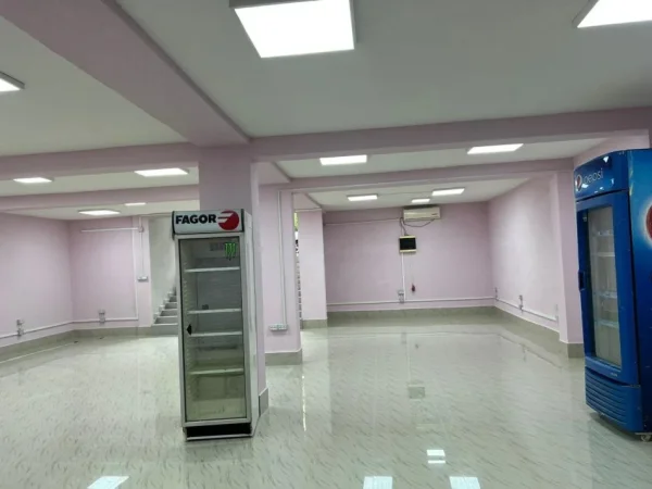 Tirane, jepet me qera ambjent biznesi Kati 0, 140 m² 650 € (Ali Demi)