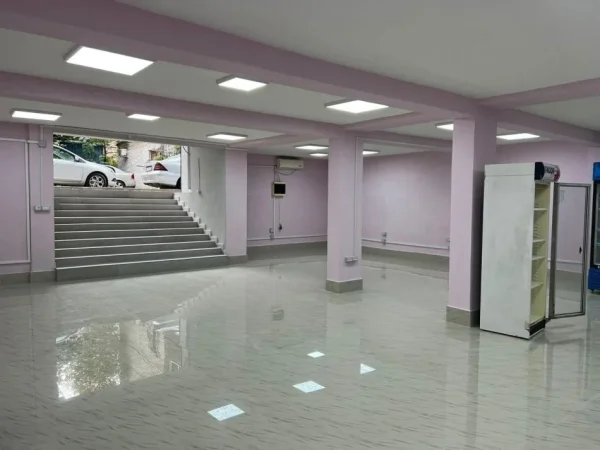 Tirane, jepet me qera ambjent biznesi Kati 0, 140 m² 650 € (Ali Demi)