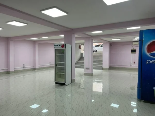 Tirane, jepet me qera ambjent biznesi Kati 0, 140 m² 650 € (Ali Demi)