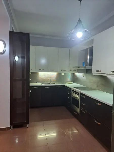 Tirane, jepet me qera apartament 2+1 Kati 2, 130 m² 800 € (Pazari i Ri)