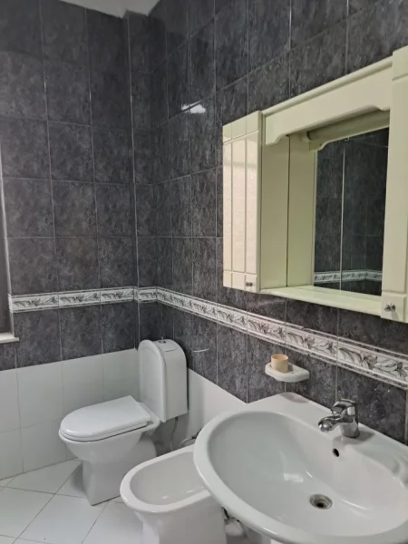 Tirane, jepet me qera apartament 2+1 Kati 2, 130 m² 800 € (Pazari i Ri)