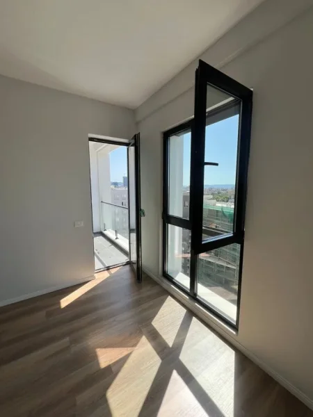 Tirane, jepet me qera zyre Kati 7, 90 m² 500 € (Kompleksi Arlis, prane Farmacise nr.10)