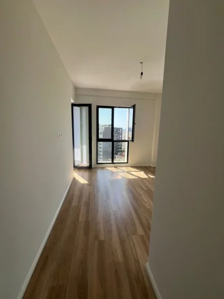 Tirane, jepet me qera zyre Kati 7, 90 m² 500 € (Kompleksi Arlis, prane Farmacise nr.10)