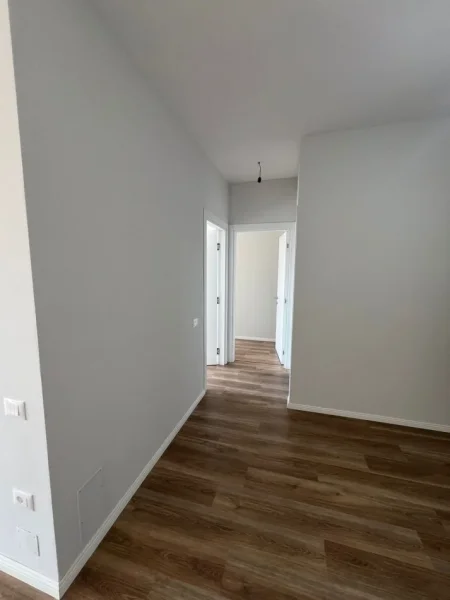 Tirane, jepet me qera zyre Kati 7, 90 m² 500 € (Kompleksi Arlis, prane Farmacise nr.10)