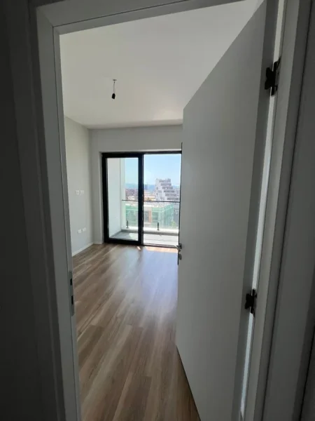 Tirane, jepet me qera zyre Kati 7, 90 m² 500 € (Kompleksi Arlis, prane Farmacise nr.10)