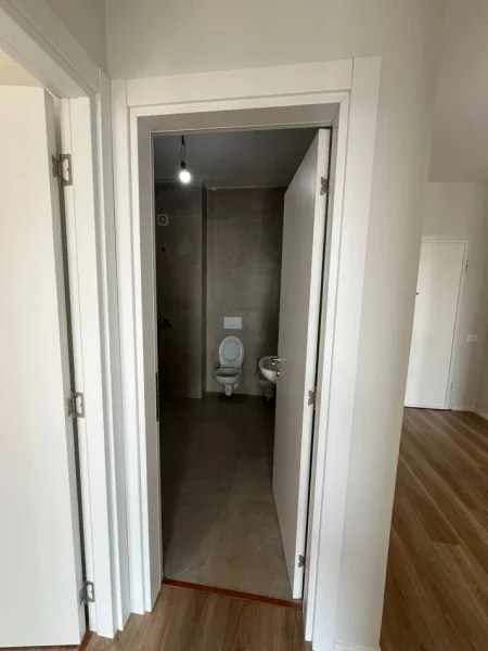 Tirane, jepet me qera zyre Kati 7, 90 m² 500 € (Kompleksi Arlis, prane Farmacise nr.10)