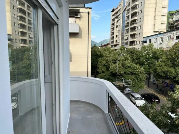 Tirane, jepet me qera apartament 2+1+Ballkon Kati 4, 62 m² 800 € (Vaso Pasho)