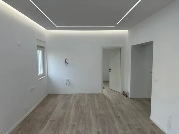Tirane, jepet me qera apartament 2+1+Ballkon Kati 4, 62 m² 800 € (Vaso Pasho)