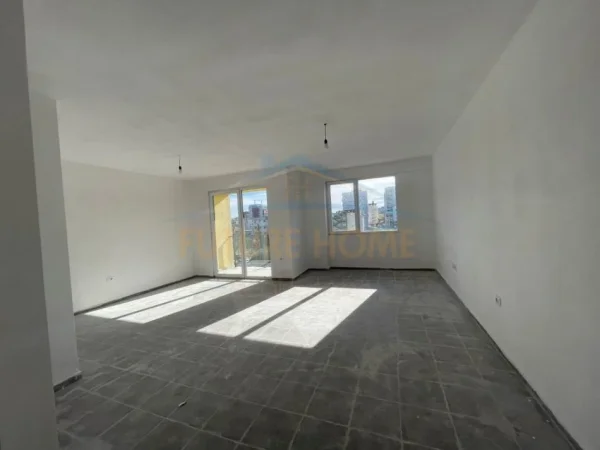 Durres, jepet me qera zyre Kati 3, 120 m² 300 € (Prane Spitalit Rajonal , Durres.)