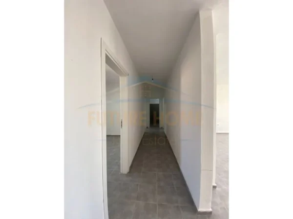 Durres, jepet me qera zyre Kati 3, 120 m² 300 € (Prane Spitalit Rajonal , Durres.)
