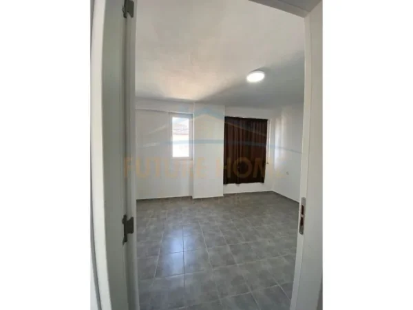 Durres, jepet me qera zyre Kati 3, 120 m² 300 € (Prane Spitalit Rajonal , Durres.)