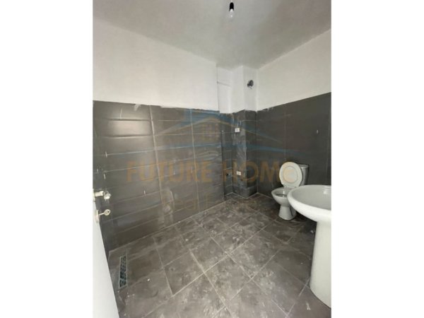 Durres, jepet me qera zyre Kati 3, 120 m² 300 € (Prane Spitalit Rajonal , Durres.)