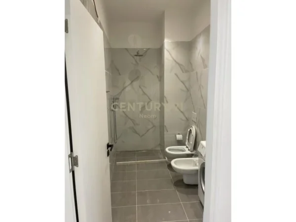 Tirane, jepet me qera apartament 1+1 Kati 2, 70 m² 500 € (liqen i thate)